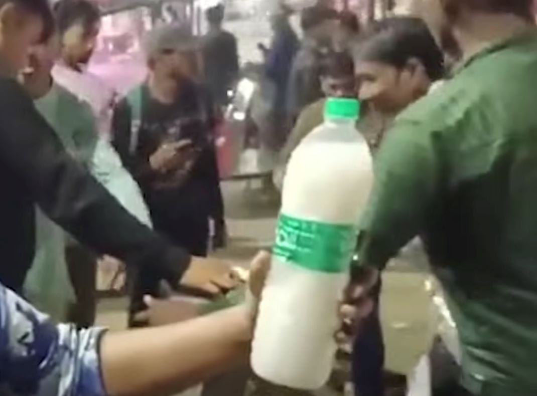 penduduk berebut tadah cecair keluar dari paip disangka susu, rupanya air tercemar [video]