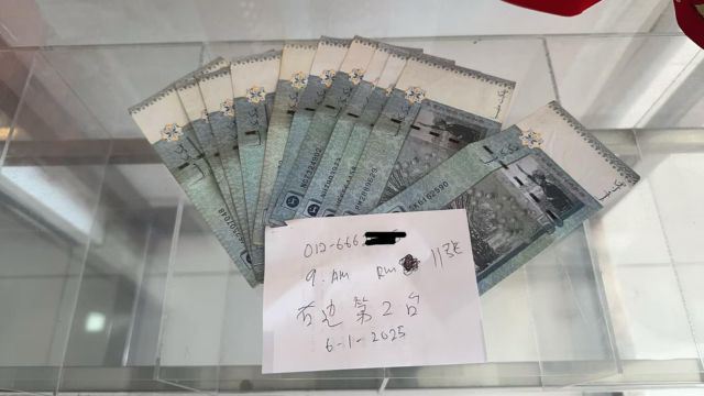 honest m’sian finds rm550 at cash deposit machine and returns it to bank for owner to reclaim! 