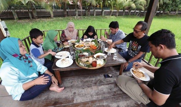 tahu tak rupanya banyak kelebihan duduk bersila di lantai ketika makan?