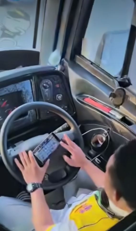 “is this normal?” chinese tourist records bus driver playing game mid-drive on kl-penang route