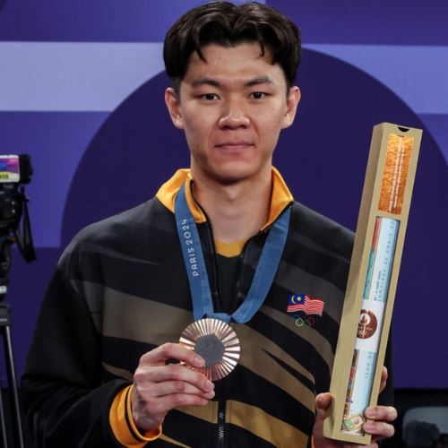 hantaran 'aneh' lee zi jia cetus tanda tanya dan kebimbangan peminat