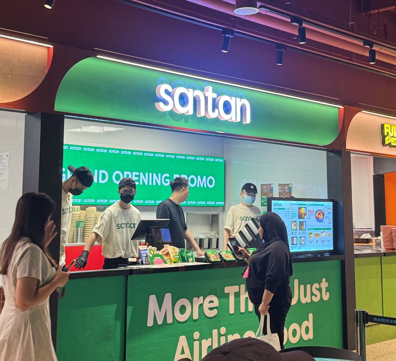 nasi lemak pak nasser kini 'mendarat' di klia2, tak perlu terbang dah boleh makan!