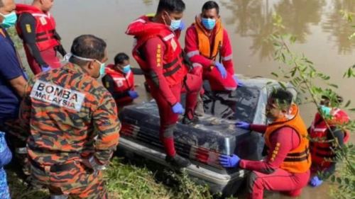 mayat enam beranak ditemui dalam kereta tenggelam di sungai korok