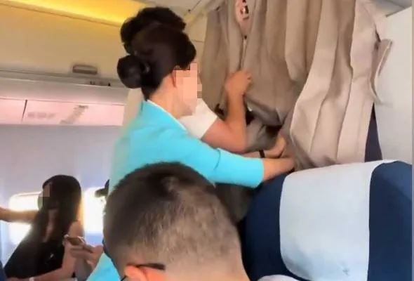 kekecohan dalam pesawat, peminat fanatik serbu pelakon terkenal di kelas perniagaan