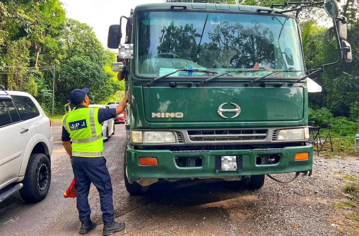 jpj issues nearly 900 summonses in two weeks as bus and lorry passengers ignore seatbelt rules
