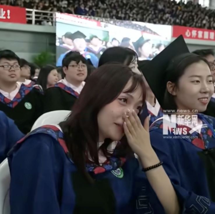 canteen aunty’s heartfelt graduation speech leaves students in tears at chinese university