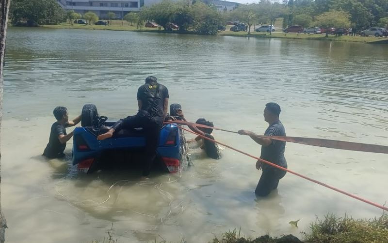 wanita maut lemas selepas kereta terjunam ke dalam tasik di unimas