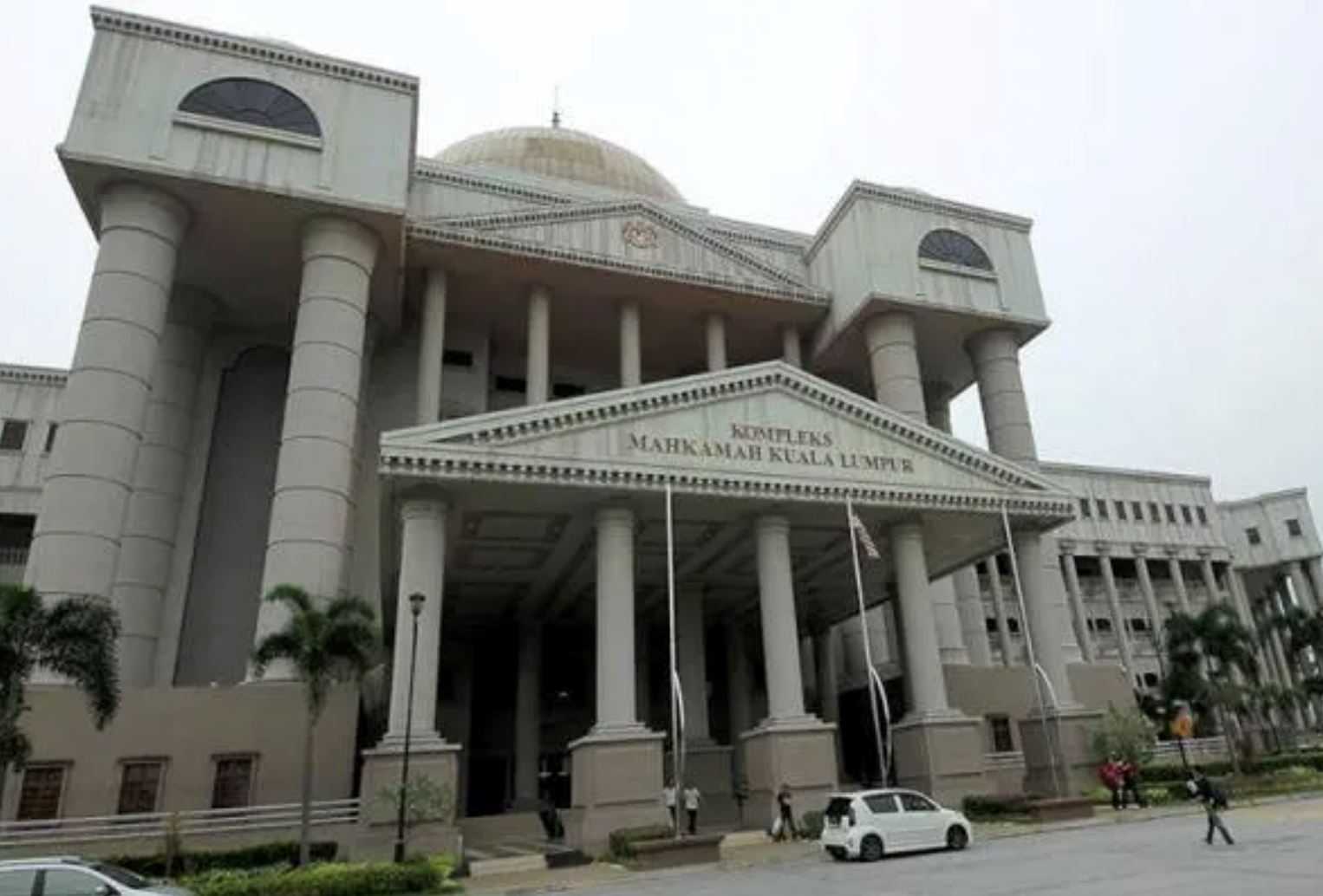 hadapi 743 pertuduhan, tertuduh pengsan di pertuduhan ke-30