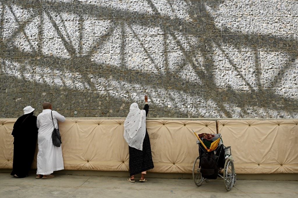 “ibadah melontar simbolik tolak kesombongan…”