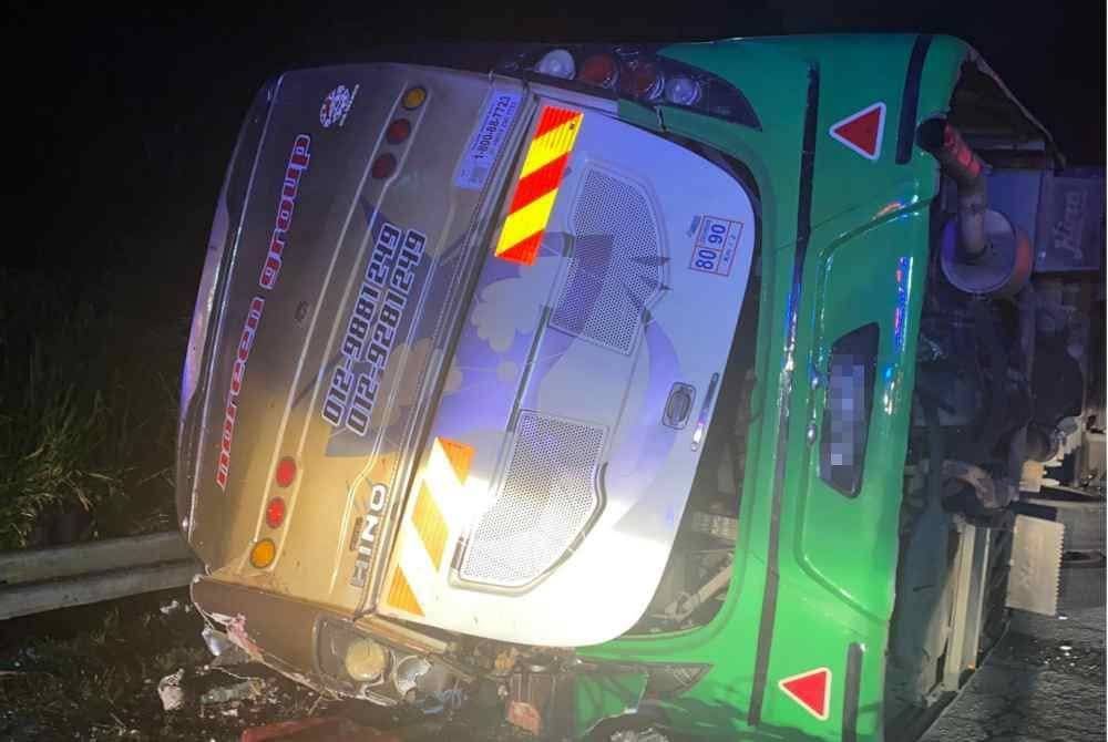 “saya keluar ikut tingkap kerana keadaan di dalam bas terlalu cemas, ramai kawan tak sedarkan diri…”