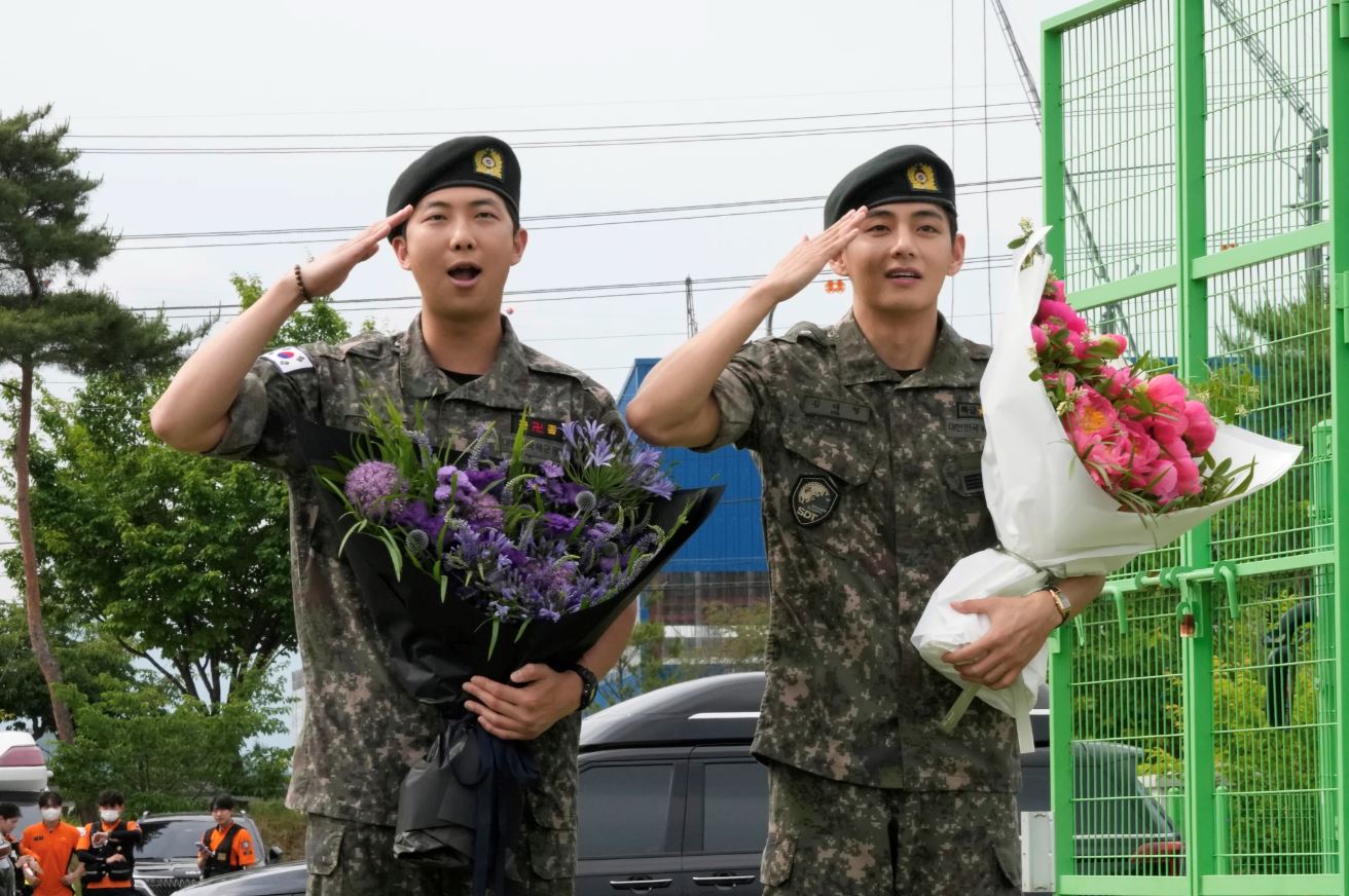 rm dan v bts tamat khidmat ketenteraan di korea selatan