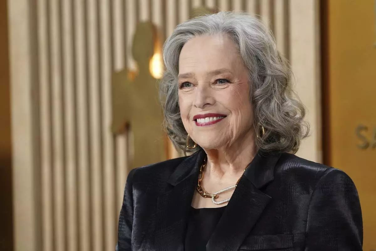 kathy bates' family has one rule: no instagram for her!