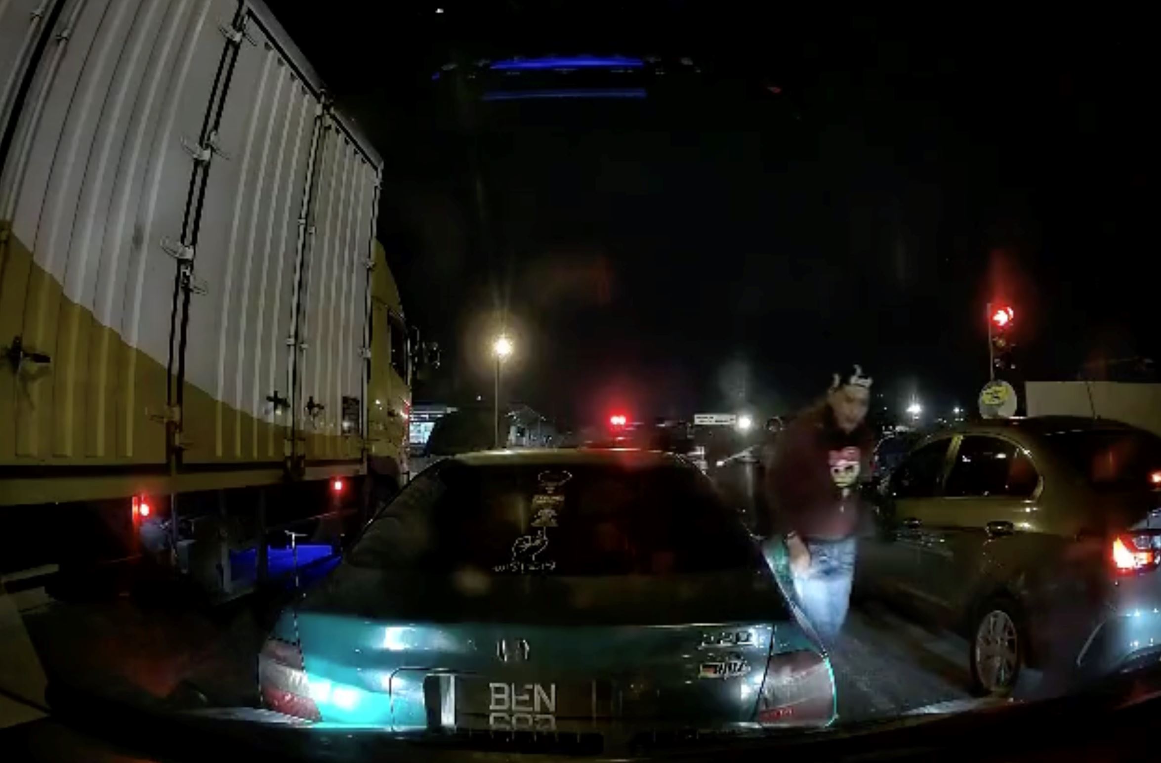 caught on dashcam! man reverses into vehicle and accuses driver of tailgating