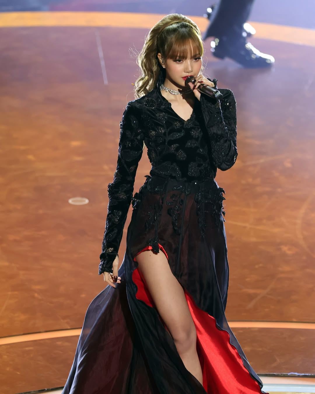 lisa奥斯卡表演致敬007❗吊钢索从天而降🔥