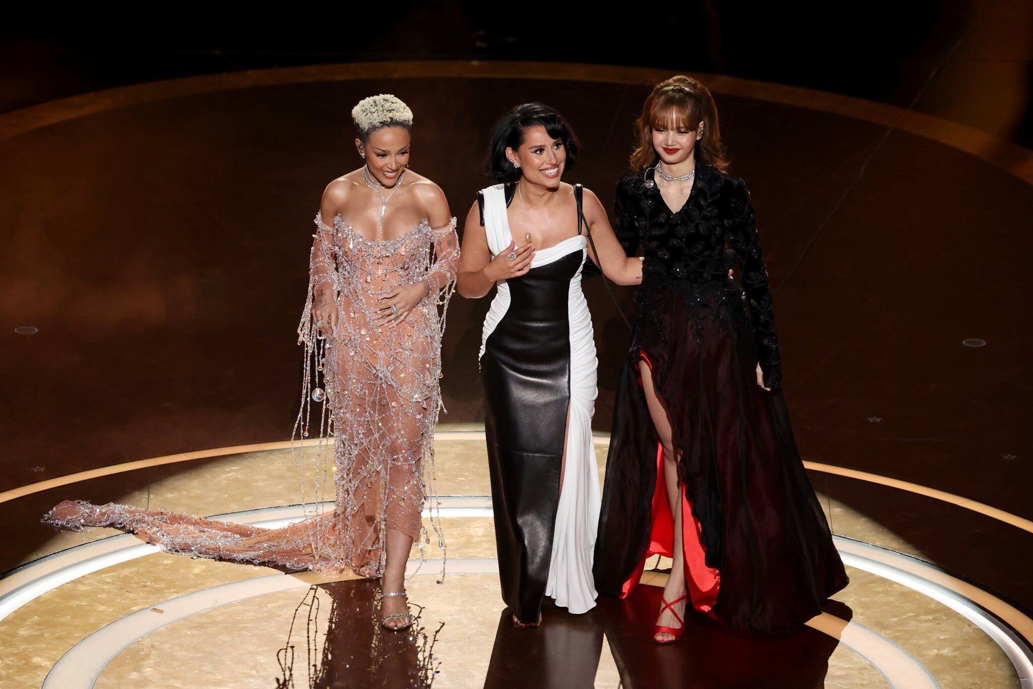 lisa奥斯卡表演致敬007❗吊钢索从天而降🔥