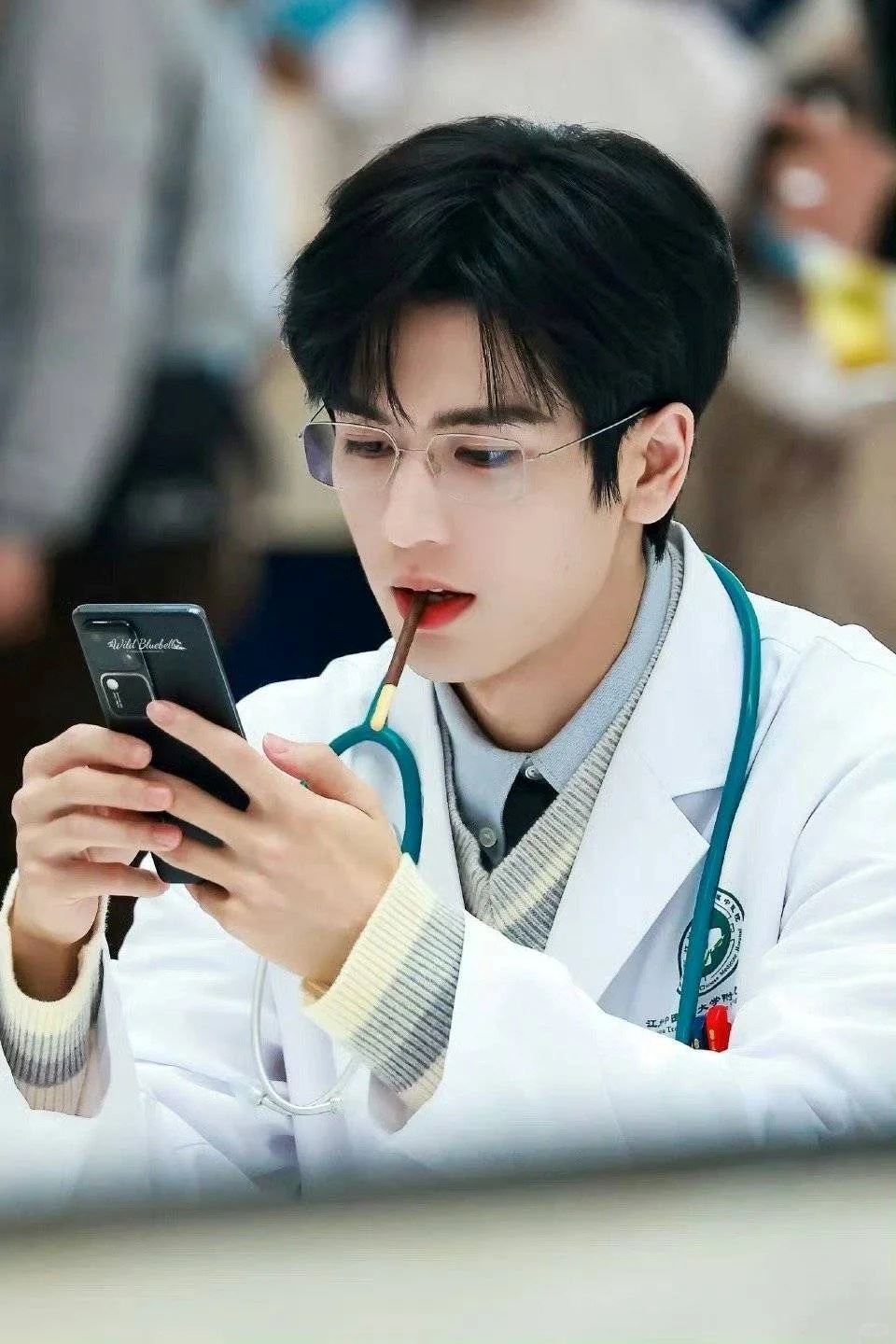 📺《爱你》张凌赫金丝眼镜白大褂❗高智男友感溢出屏幕😍