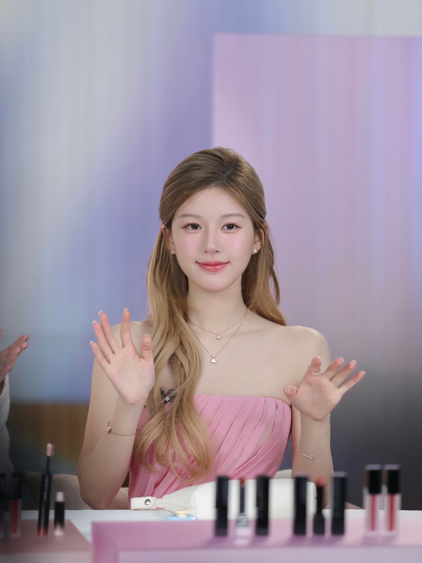 赵露思复工直播❗喊话落泪：望大家有好情绪💗