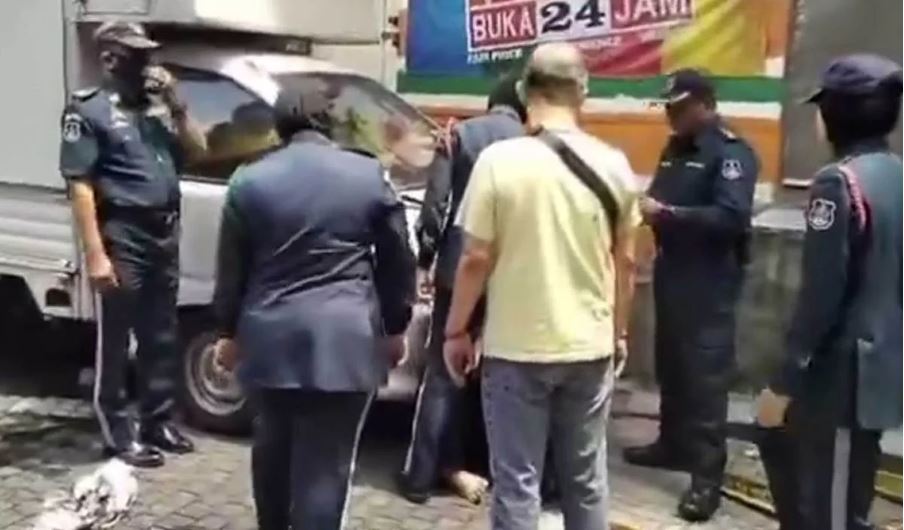 2 penguat kuasa dbkl cedera diserang 4 orang penjaja tak berlesen