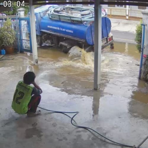 tuan rumah termenung, lori kumbahan jatuh depan rumah