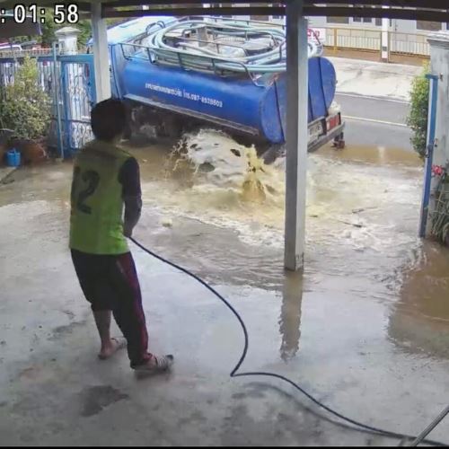 tuan rumah termenung, lori kumbahan jatuh depan rumah