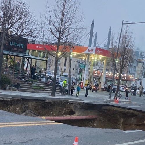 lubang 20 meter menelan penunggang motosikal