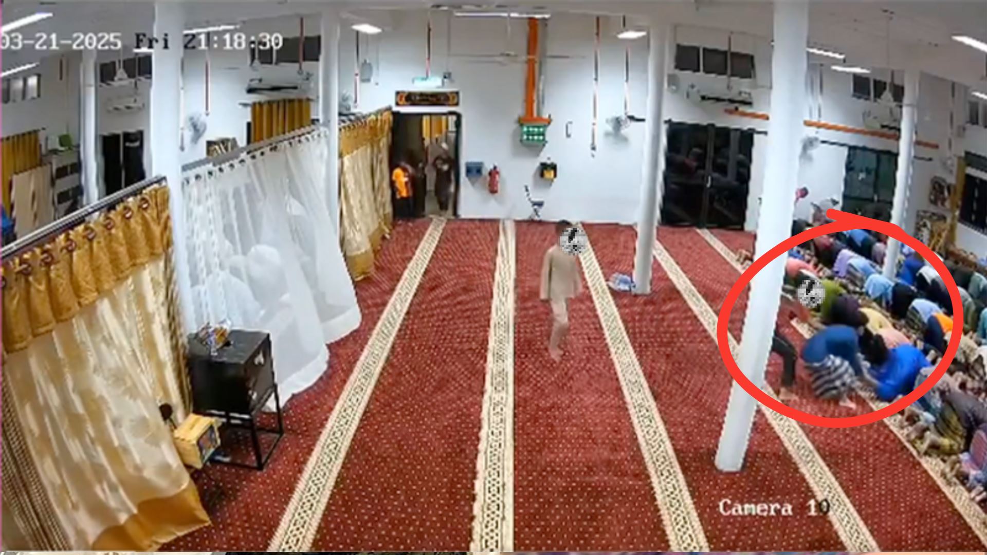 tular remaja tarik kaki jemaah ketika solat, netizen anggap perbuatan biadap