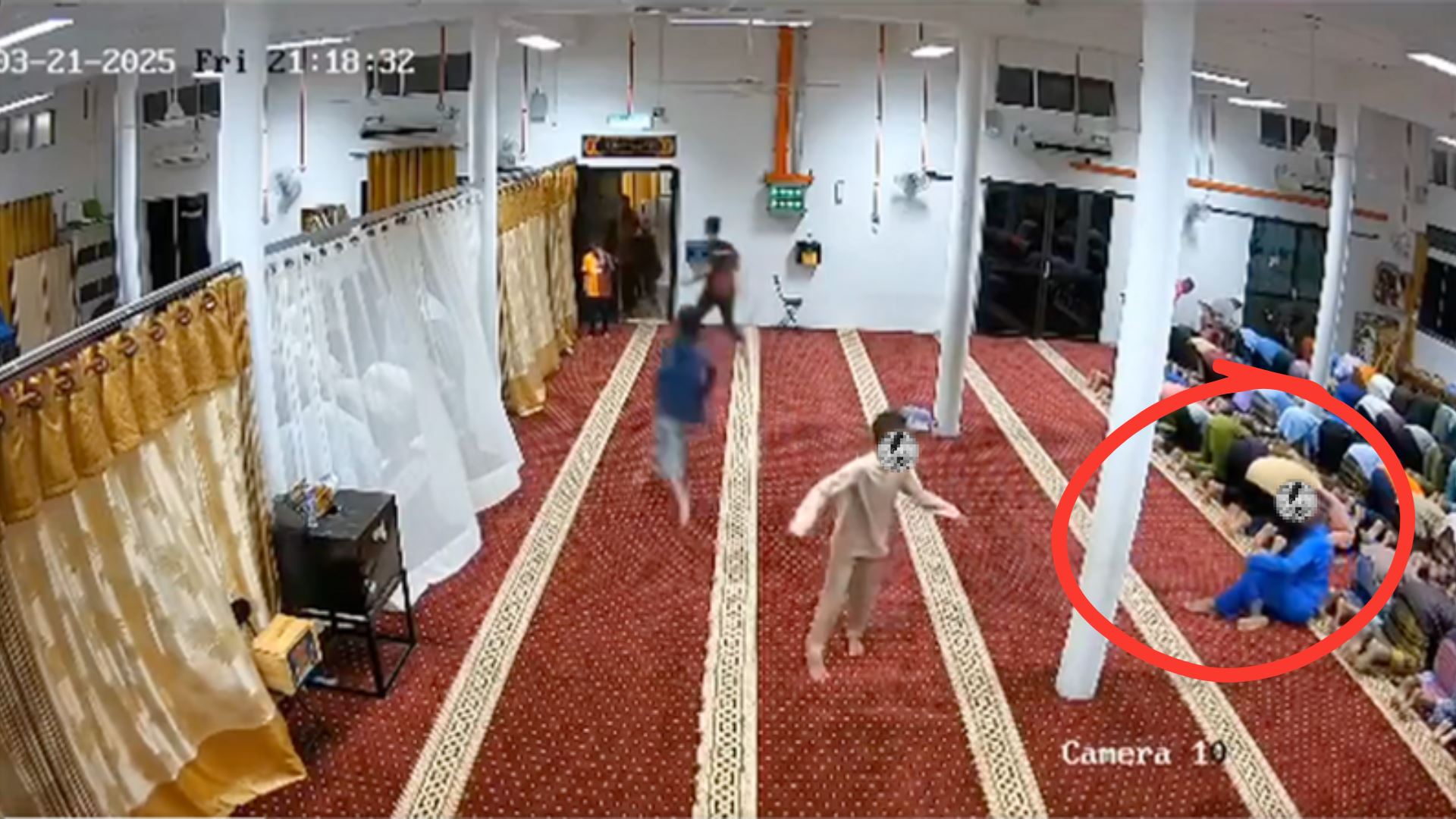 tular remaja tarik kaki jemaah ketika solat, netizen anggap perbuatan biadap