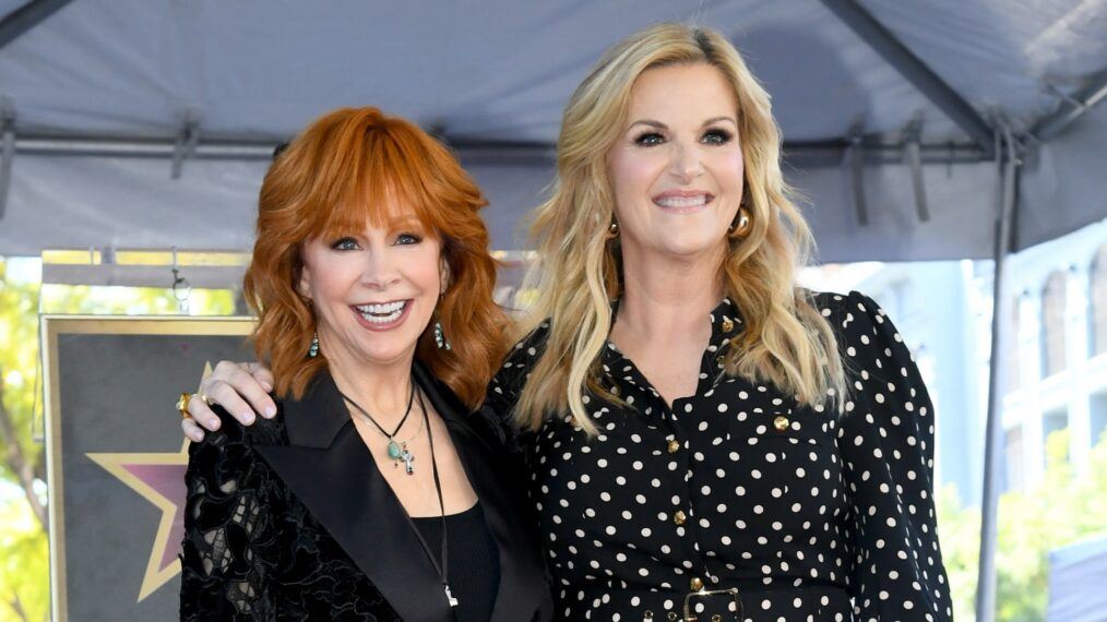 trisha yearwood celebrates friendship with reba mcentire at walk of fame ceremony