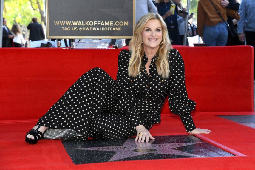 trisha yearwood celebrates friendship with reba mcentire at walk of fame ceremony