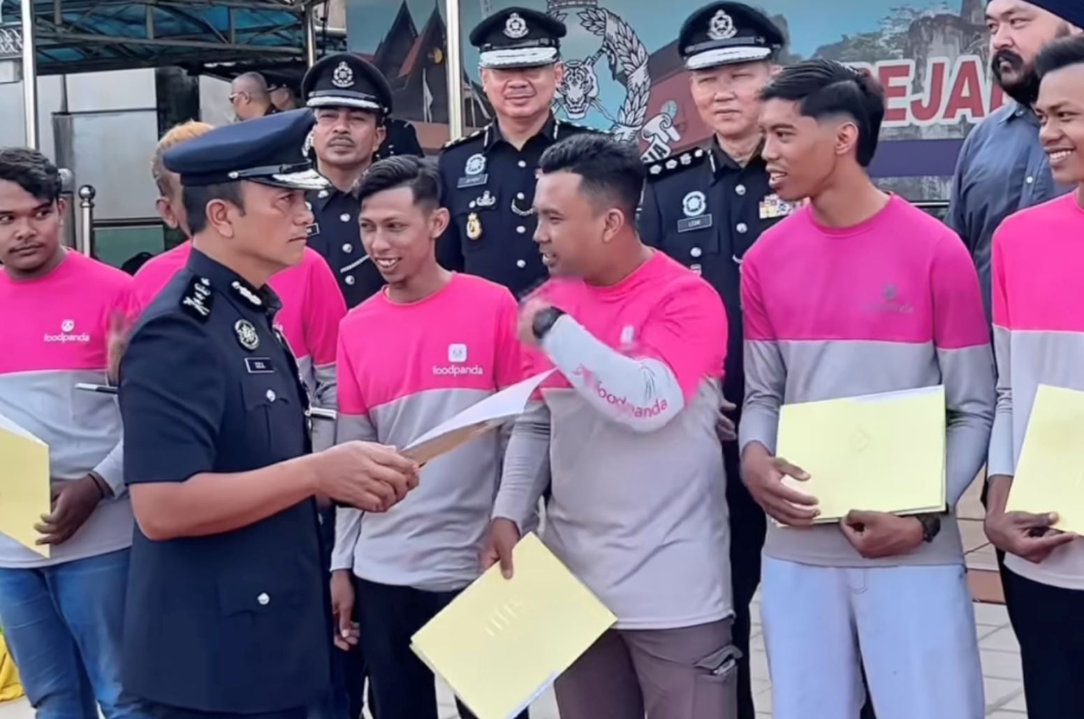 melaka police award 6 abang delivery riders for catching snatch thief on the run