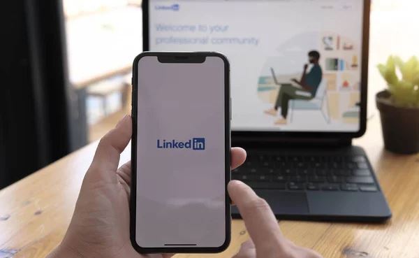 why gen z are deleting linkedin for their mental health
