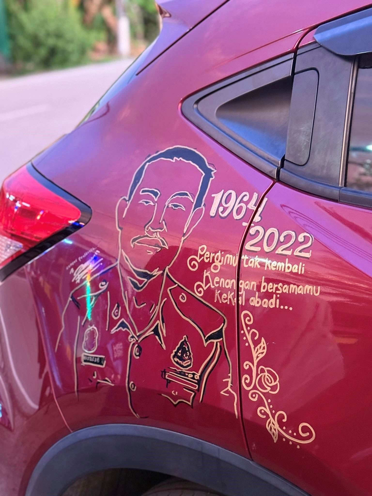 m’sian artist drives from terengganu to penang to paint customer’s late father’s portrait on car – for free!