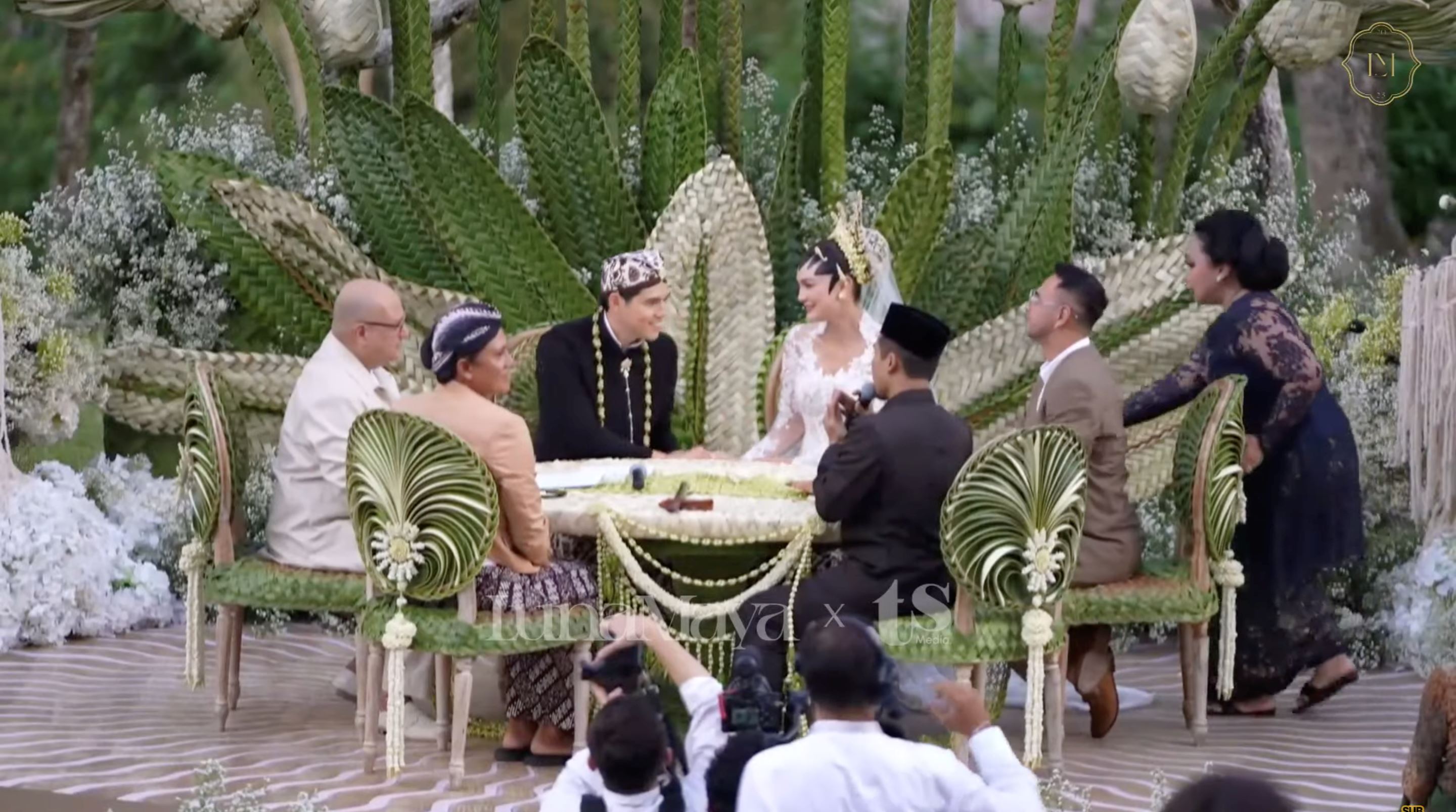 luna maya dan maxime bouttier kini sah bergelar suami isteri