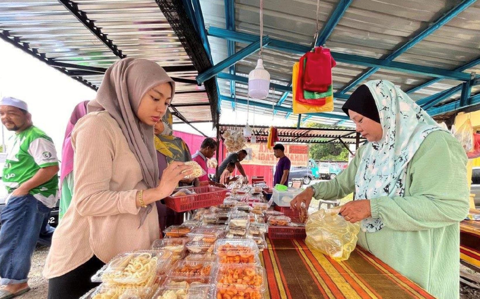 malaysian vendor sells over 100 breakfast dishes for just rm1 in terengganu