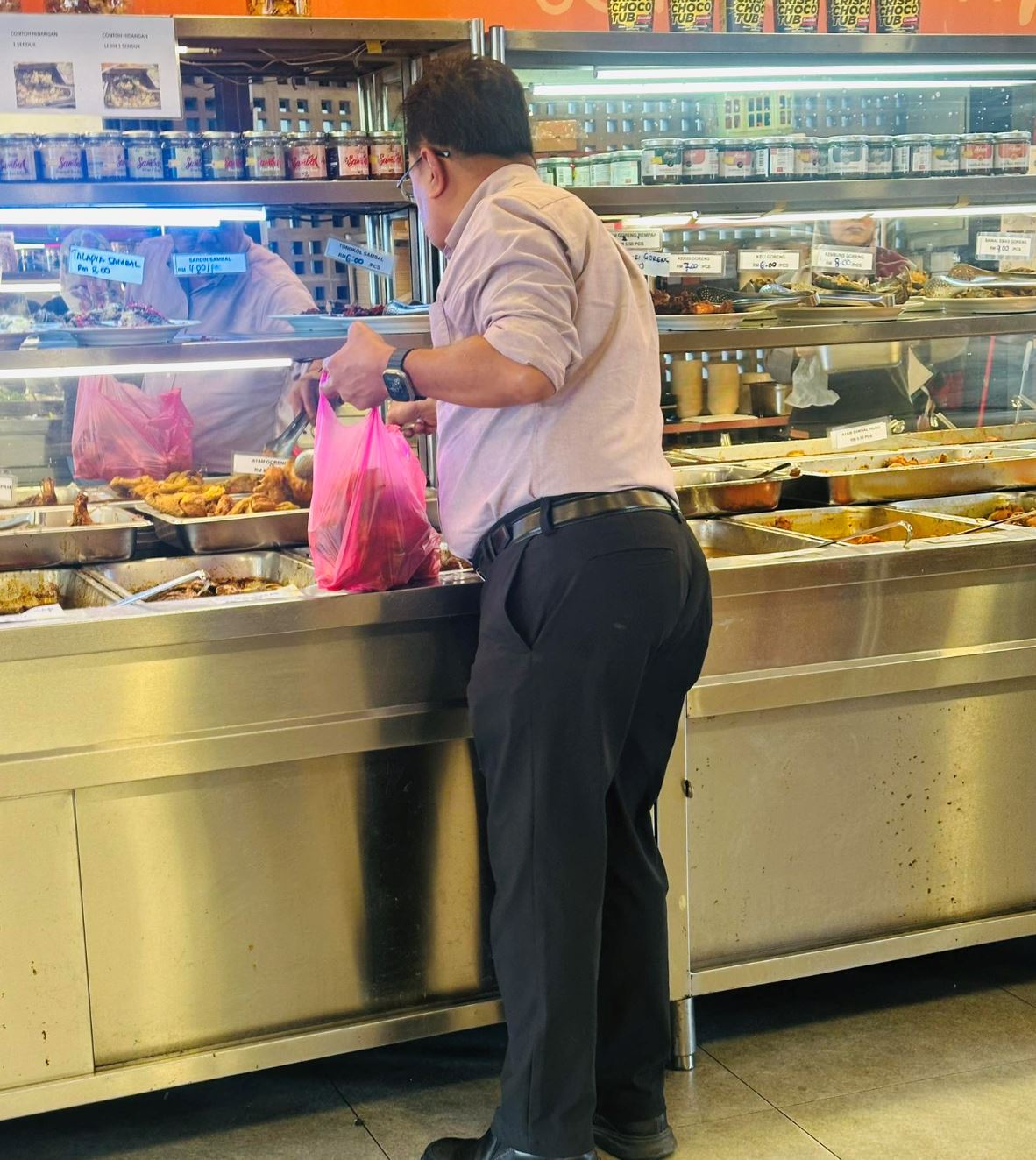 not for himself! man buys 30 pieces of fried chicken every day to feed stray cats