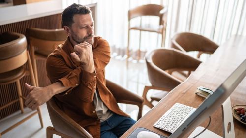 setiap kali tunduk lihat telefon leher anda menanggung 12kg beban, awas sindrom text neck!