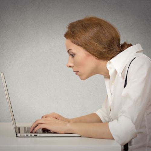 setiap kali tunduk lihat telefon leher anda menanggung 12kg beban, awas sindrom text neck!