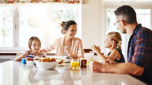 makan bersama, otak pun cemerlang: rahsia ‘meja makan’ dalam kejayaan anak-anak!