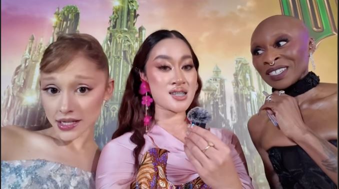 nyanyikan lagu for good bersama, ariana grande dan cynthia erivo terpesona dengan aisha retno - “you’re amazing…”