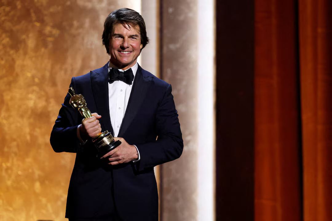 terharu.. tom cruise akhirnya terima anugerah oscar pertama selepas 45 tahun dalam industri