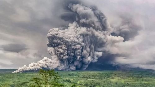 [video] gunung semeru meletus ganas, pekat gelita menyelubungi jawa timur
