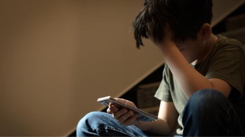 malaysia bakal haramkan media sosial untuk remaja? keputusan berani yang akan ubah satu generasi!