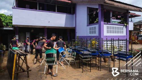 fru turun padang bersihkan sekolah kafa rosak setelah banjir demi anak-anak kembali belajar