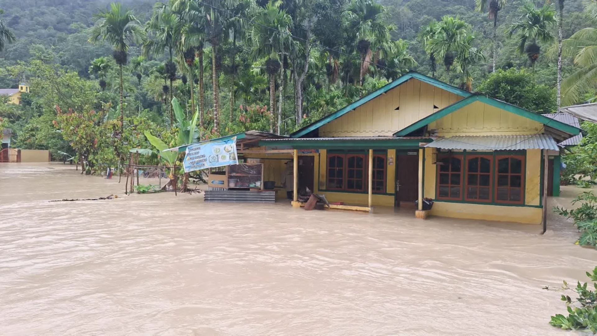10 terbunuh dalam banjir bandang dan longsor di sumatera utara