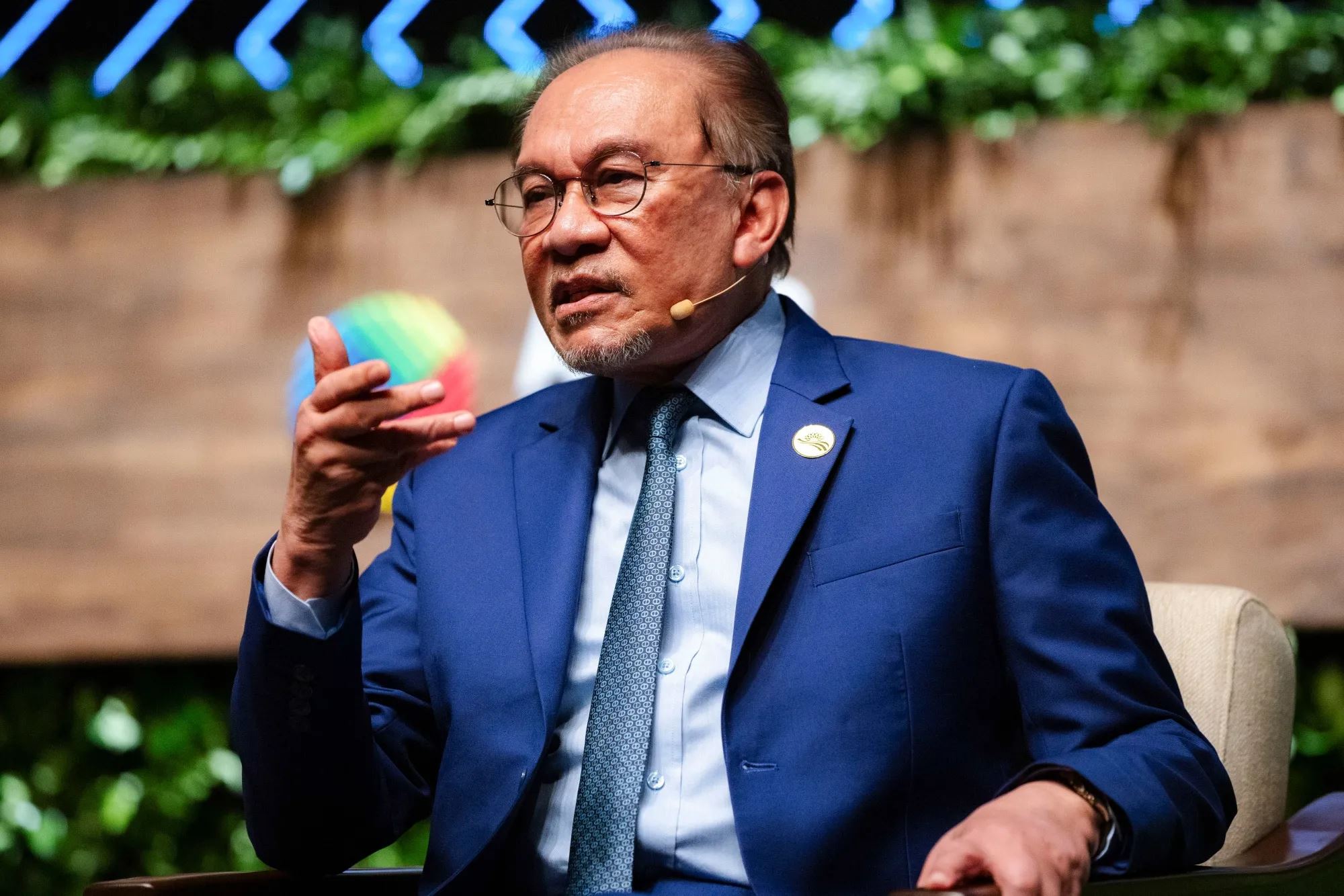 “bebaskan mereka segera, malaysia akan lakukan yang terbaik…” – pm anwar