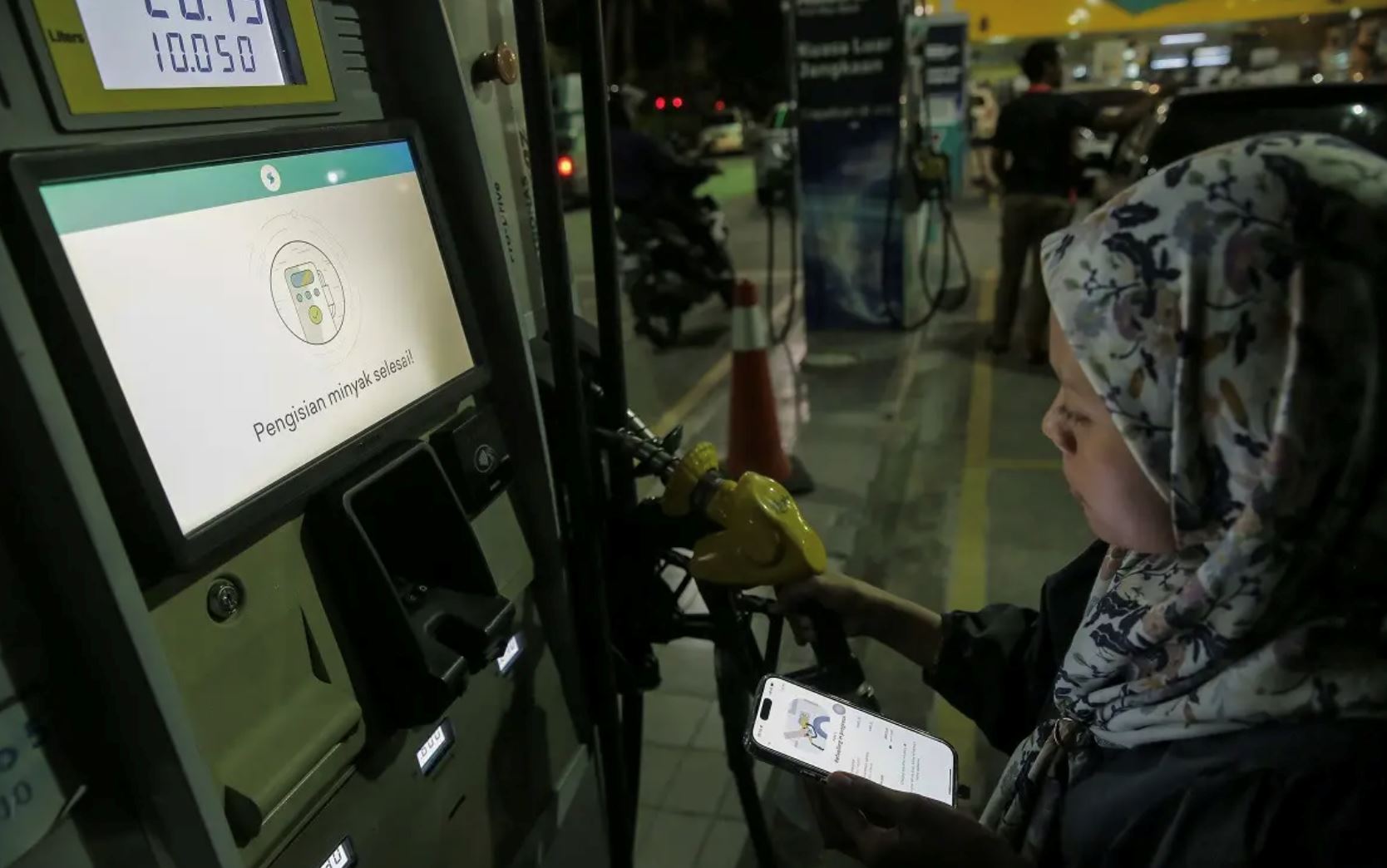 budi95: communications minister fahmi reminds companies, “don’t make staff use subsidy petrol for work!”