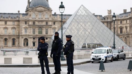 rompakan $102 juta di muzium louvre: dua ditahan, permata masih hilang!