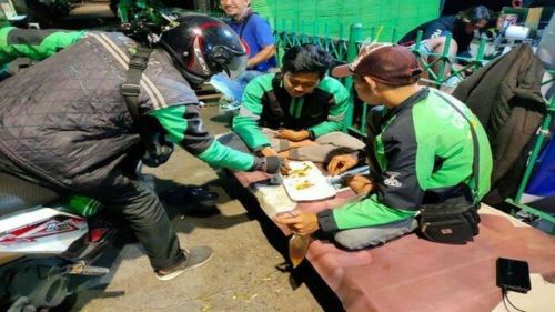 solidariti tanpa sempadan: netizen serumpun kirim makanan kepada rider ojol indonesia ketika protes