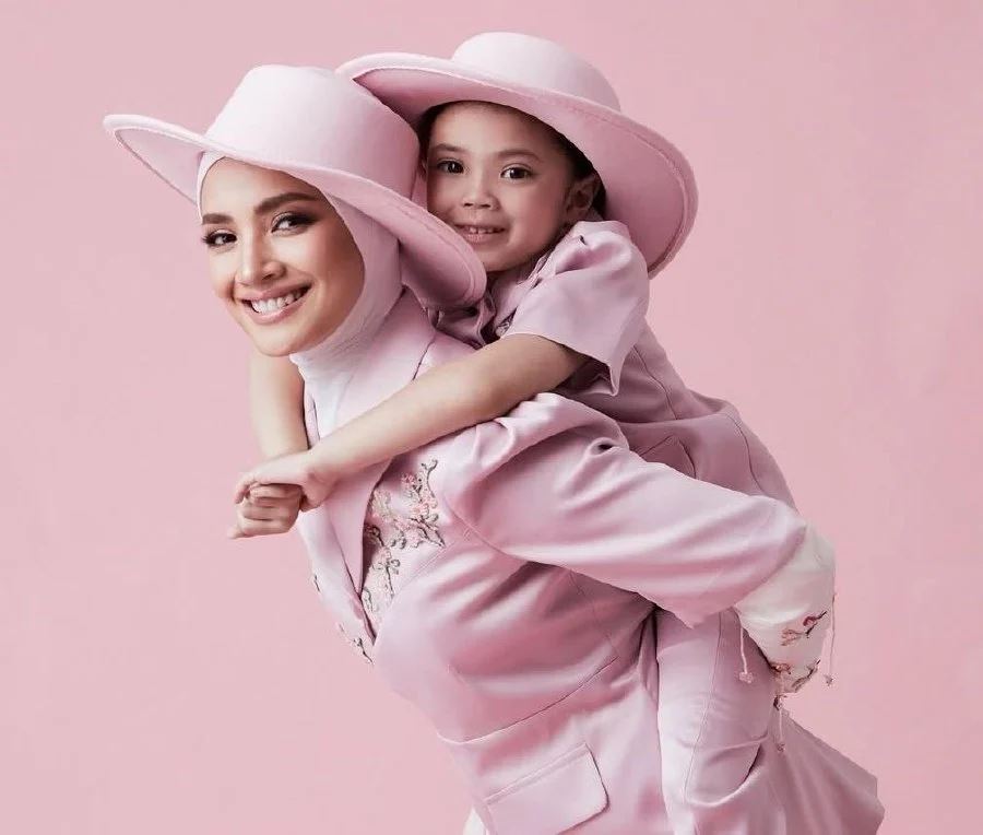 “saya wanita paling bahagia dengan fatima di sisi…” - fazura