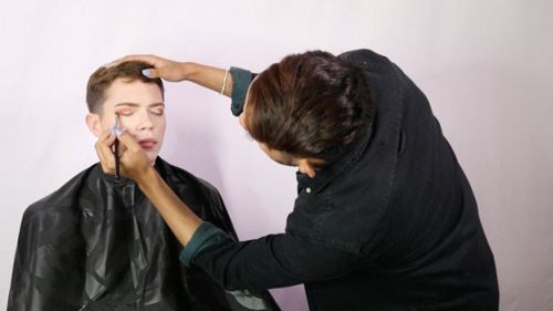 ramai tak tahu, hukum wanita disolek jurusolek lelaki ialah haram!